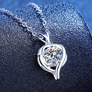 Elegante S925 Sterlingsilber Herzkette mit 1 Karat Moissanit auf dunklem Hintergrund