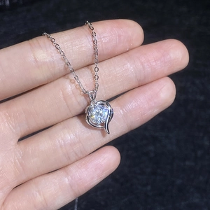 Minimalistische S925 Sterlingsilber Herzkette mit einem funkelnden 1 Karat Moissanit Anhänger
