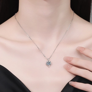 Elegante 1-Karat Herz-Moissanit-Halskette aus S925 Sterlingsilber an einem Model