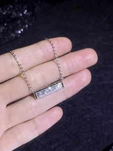 Détail du collier en argent S925 avec pendentif barre rectangulaire serti de zircons
