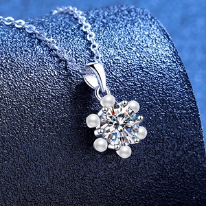 Elegant S925 sterling silver necklace with snowflake pearl and moissanite pendant