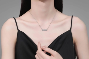 Détail d'un collier en argent S925 avec cristaux pavés sur un pendentif à barre horizontale