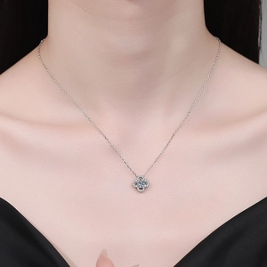 Collier trèfle à quatre feuilles en argent S925 avec moissanite porté par un mannequin