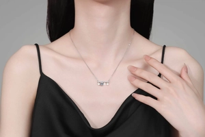 Détail du collier en argent S925 avec perles blanches et moissanite brillante sur un modèle