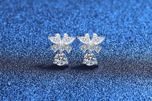 Détails macro des boucles d'oreilles papillon en argent S925 avec perles et zircons