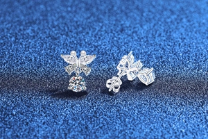 Détails macro des boucles d'oreilles papillon en argent S925 avec perles et zircons