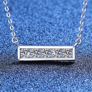 Collier en Argent Sterling 925 Avec Moissanite pour Femmes Pendentif Barre Rectangulaire 1 Carat Cinq Pierres Incrustées Bijoux Cadeau