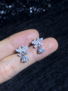 Détails des boucles d'oreilles papillon en argent avec cristaux de zircon et perles