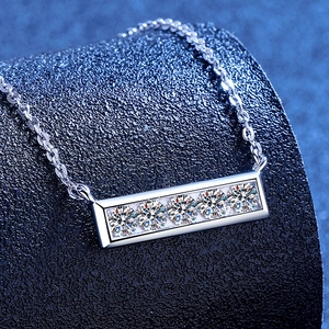 Collier élégant en argent S925 avec cinq pierres moissanite rondes en pendentif barre