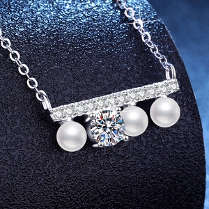 Collier en argent S925 avec trois perles et une moissanite ronde brillante et éclatante