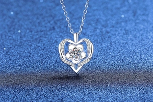 Gros plan du pendentif cœur en argent S925 avec pétales étincelants et pierre moissanite