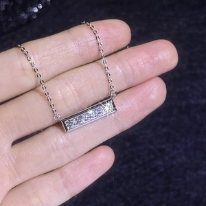 Élégant collier barrette en argent S925 avec pavé de moissanite sur une chaîne fine