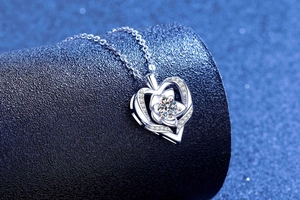 Détail du pendentif cœur en argent S925 avec pierre de moissanite étincelante