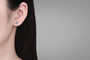 Close-up of sparkling four-leaf clover stud earring in S925 silver with cubic zirconia
