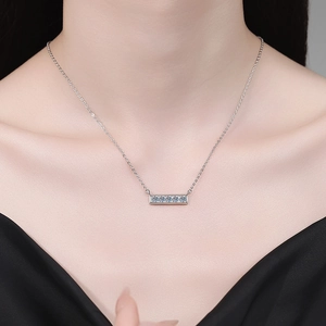 Élégant collier en argent S925 avec cinq pierres moissanite étincelantes sur pendentif barre