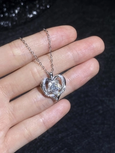 Vue rapprochée du collier cœur en argent S925 avec moissanite et halo pavé étincelant