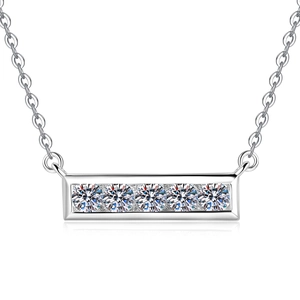 Collier en argent sterling S925 avec pendentif rectangulaire à cinq moissanites