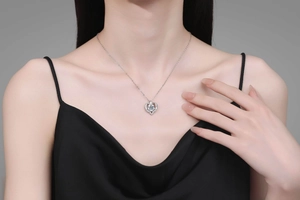 Détail du collier cœur en argent S925 avec pendentif moissanite porté par le mannequin