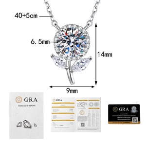 Détail du collier moissanite 1ct avec pendentif fleur en argent S925 et certificat GRA