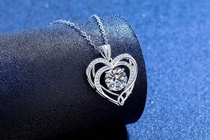 Macro shot of 3ct heart pendant with sparkling round moissanite in 925 silver
