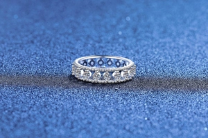 Détail macro d'une bague éternité en argent S925 avec moissanite et bordure perlée