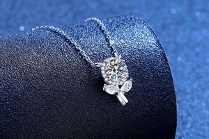 Macro d'un pendentif cerise en argent S925 avec une pierre de moissanite brillante