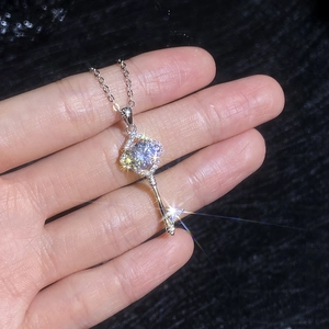 S925 sterling silver four-leaf clover key pendant necklace with sparkling moissanite stones