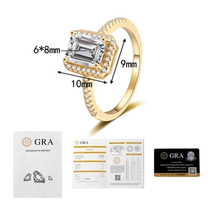 Detail eines Moissanit-Rings im Smaragdschliff mit GRA-Zertifikat und Garantiekarte