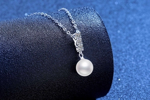Vue macro détaillée du collier en argent S925 avec pendentif perle et trois moissanites