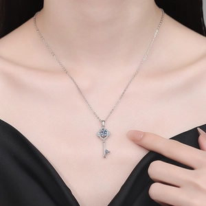 S925 sterling silver four-leaf clover key pendant necklace with sparkling moissanite diamonds