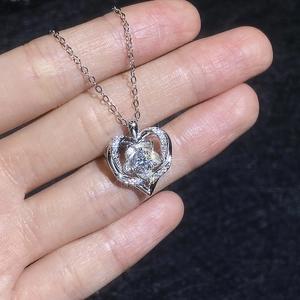 Élégant collier cœur en argent sterling S925 avec pendentif en moissanite en main