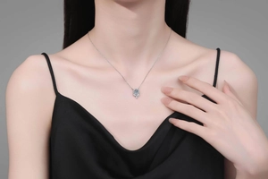 Gros plan d'un collier pendentif rose en argent avec moissanite brillante sur un modèle