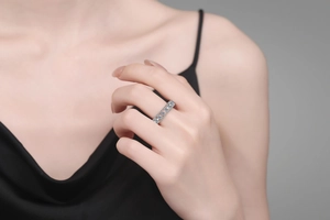 Détail macro d'une bague en argent S925 moissanite avec bords perlés sur un doigt