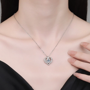 Collier cœur en argent 925 avec pendentif en moissanite porté par une femme modèle