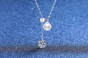 Close-up of S925 silver Y-shaped pendant necklace with pearl and sparkling moissanite stone