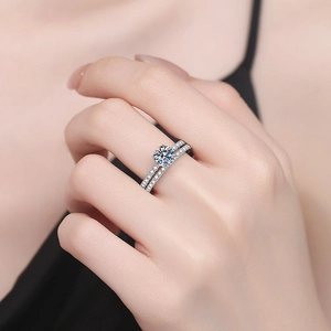 Classic S925 sterling silver moissanite ring set with round cut main stone and band