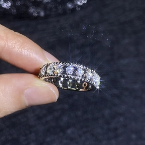Bague luxueuse en argent sterling S925 et moissanite avec rangée de pierres étincelantes