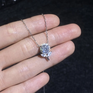 Collier élégant en argent sterling S925 avec pendentif fleur de cerisier et moissanite