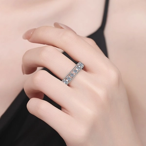 Bague élégante en argent 925 avec sept pierres de moissanite étincelantes taille ronde