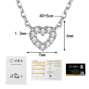 Vista macro del ciondolo a cuore in moissanite con dimensioni e certificato GRA