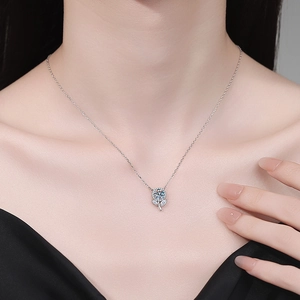 Collier élégant en argent sterling S925 avec pendentif fleur de cerisier et moissanite