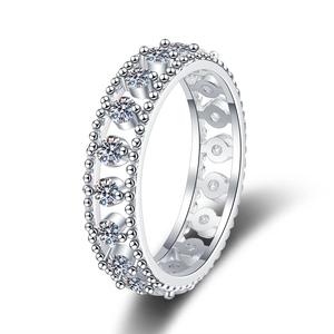 Bague éternité en argent 925 avec moissanite, bordure milgrain et design ajouré chic