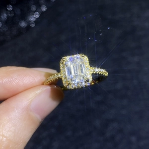 Klassischer 925 Silber Moissanit Ring mit Smaragdschliff und Goldbeschichtung
