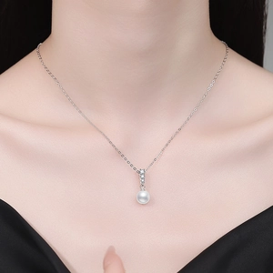 Collier en argent S925 avec moissanite et pendentif perle verticale sur un mannequin