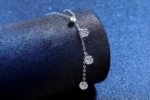 Détail du collier à pampilles en argent S925 avec trois pendentifs ronds en moissanite