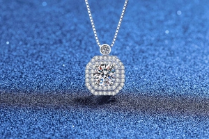 Détail du pendentif Moissanite à double halo carré avec une chaîne de type boîte argentée