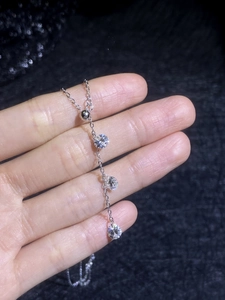 Gros plan du collier en argent S925 orné de trois pierres de moissanite étincelantes