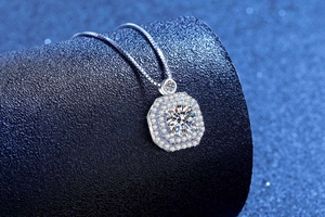 Vue macro du pendentif octogonal en argent avec centre en moissanite et pierres halo