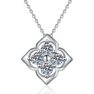 Luxurious S925 sterling silver clover necklace featuring five brilliant moissanite stones