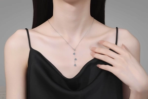Détail du collier en argent S925 avec trois pendentifs verticaux en moissanite bleue